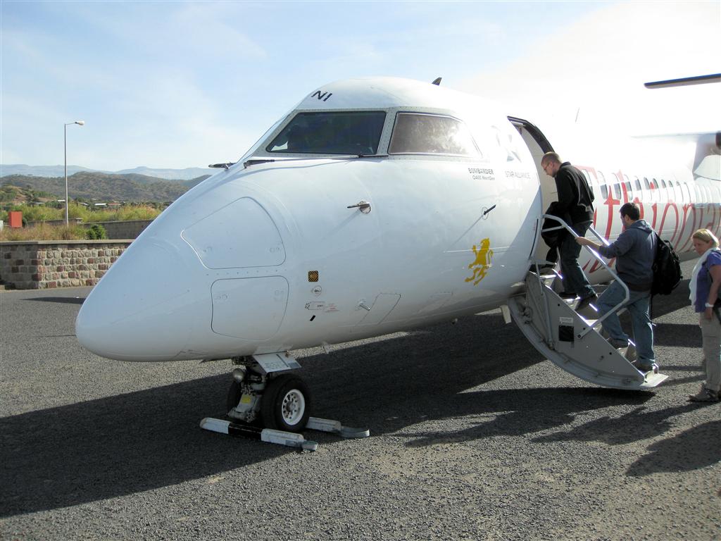 LALIBELA -> ADDIS ABEBA - de medepassagiers stappen in de Bombarder Q400 NextGen vliegtuig die ons van Lalibela naar Addis Abeba brengt