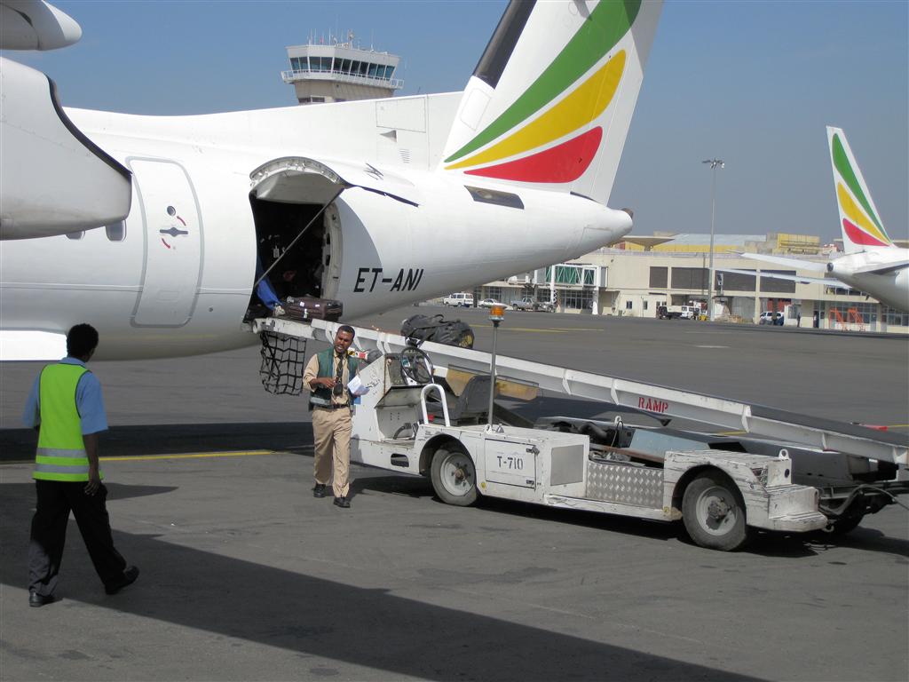 ADDIS ABEBA - het uitladen van de bagage uit de Bombarder Q400 NextGen vliegtuig