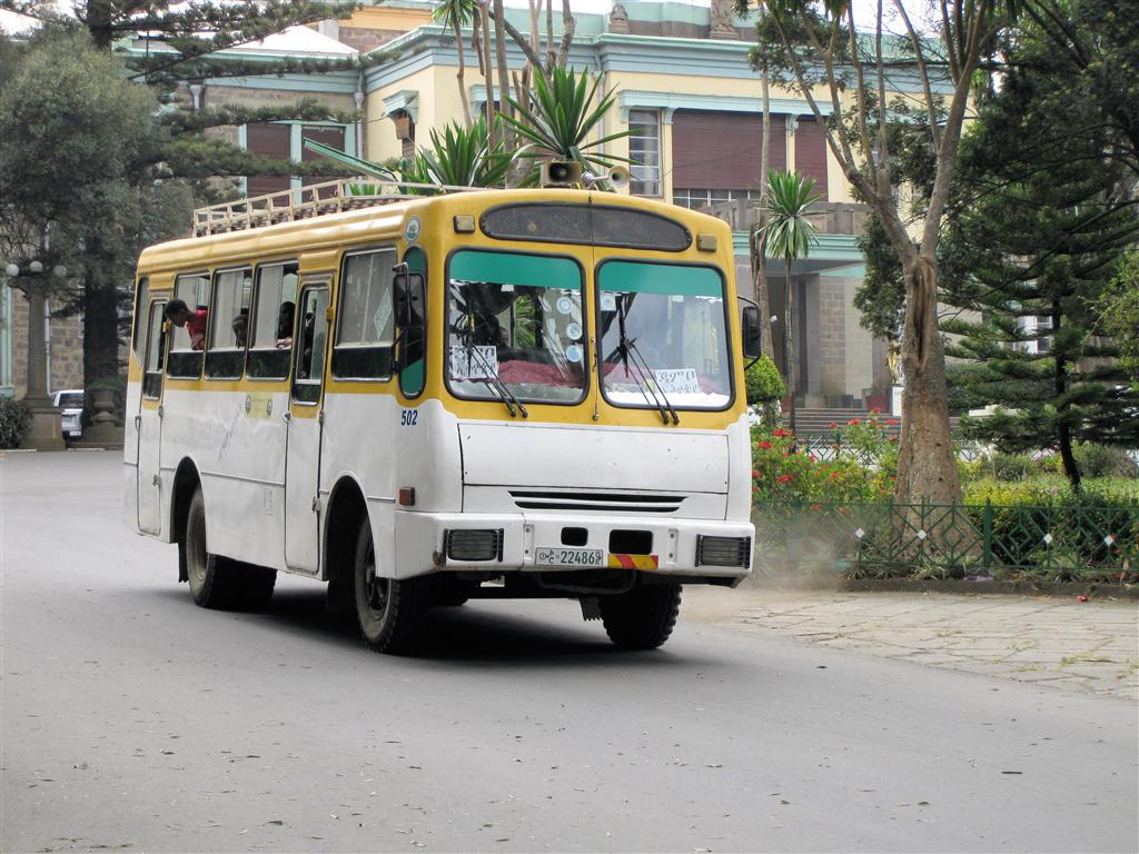 ADDIS ABEBA - een schoolbus bij de universiteit
