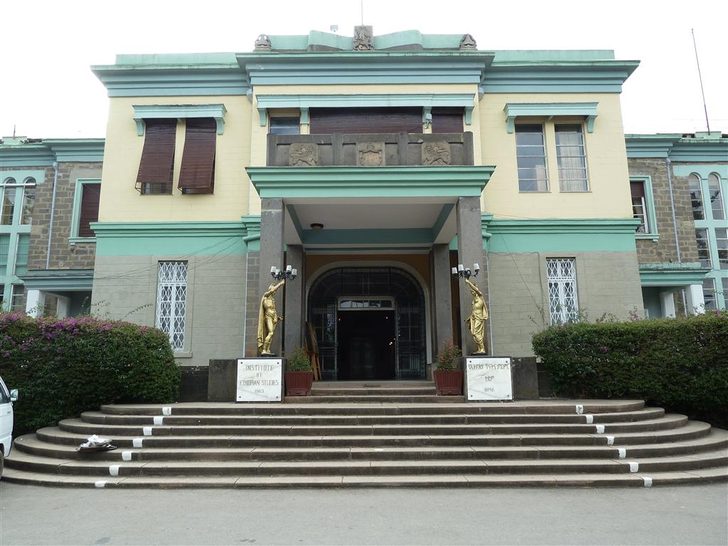 ADDIS ABEBA - de ingang van het etnologisch museum