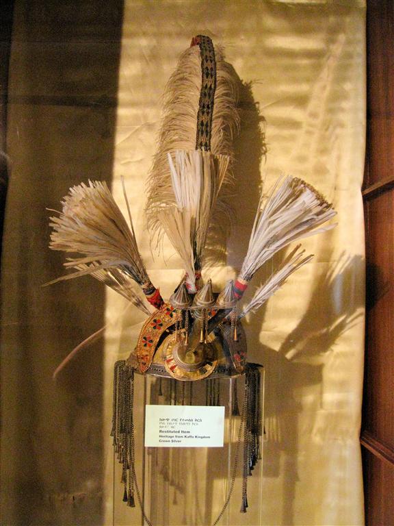 ADDIS ABEBA (etnologisch museum) - een zilveren kroon van het Kaffa koninkrijk