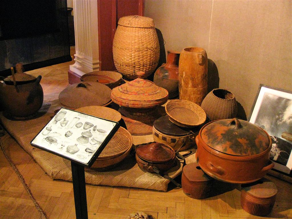ADDIS ABEBA (etnologisch museum) - diverse voorwerpen voor eten en drinken