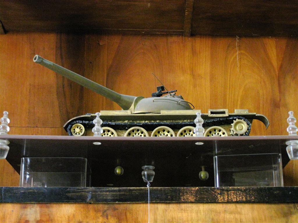 ADDIS ABEBA (etnologisch museum) - een miniatuur van een tank