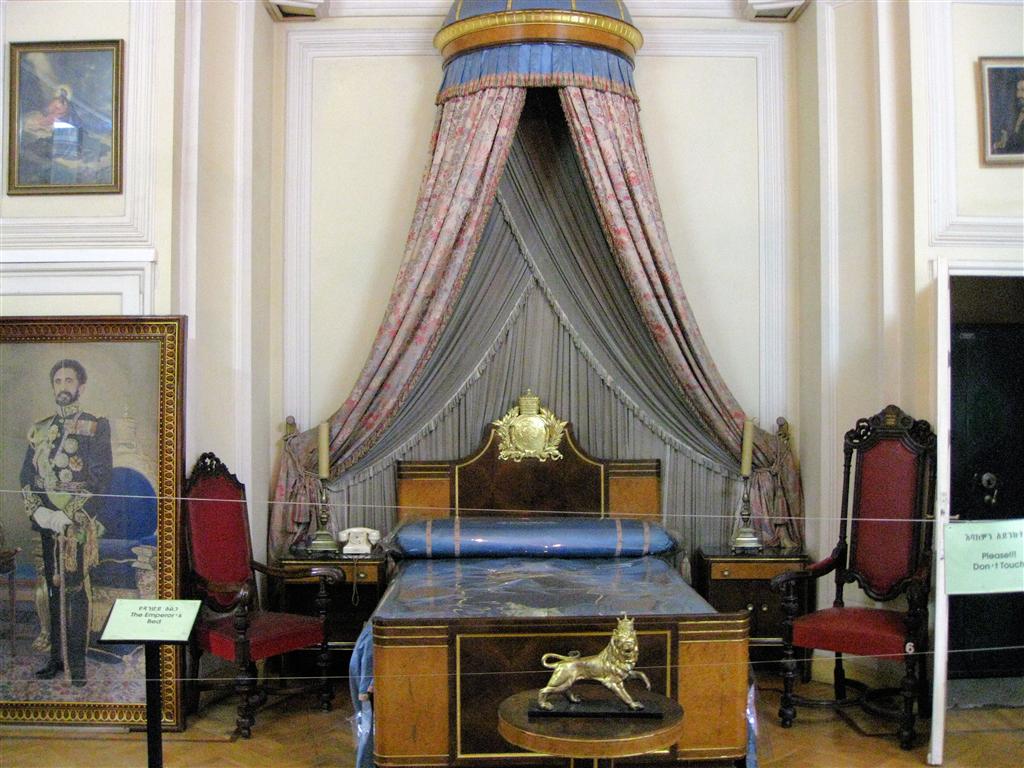 ADDIS ABEBA (etnologisch museum) - het bed van een keizer