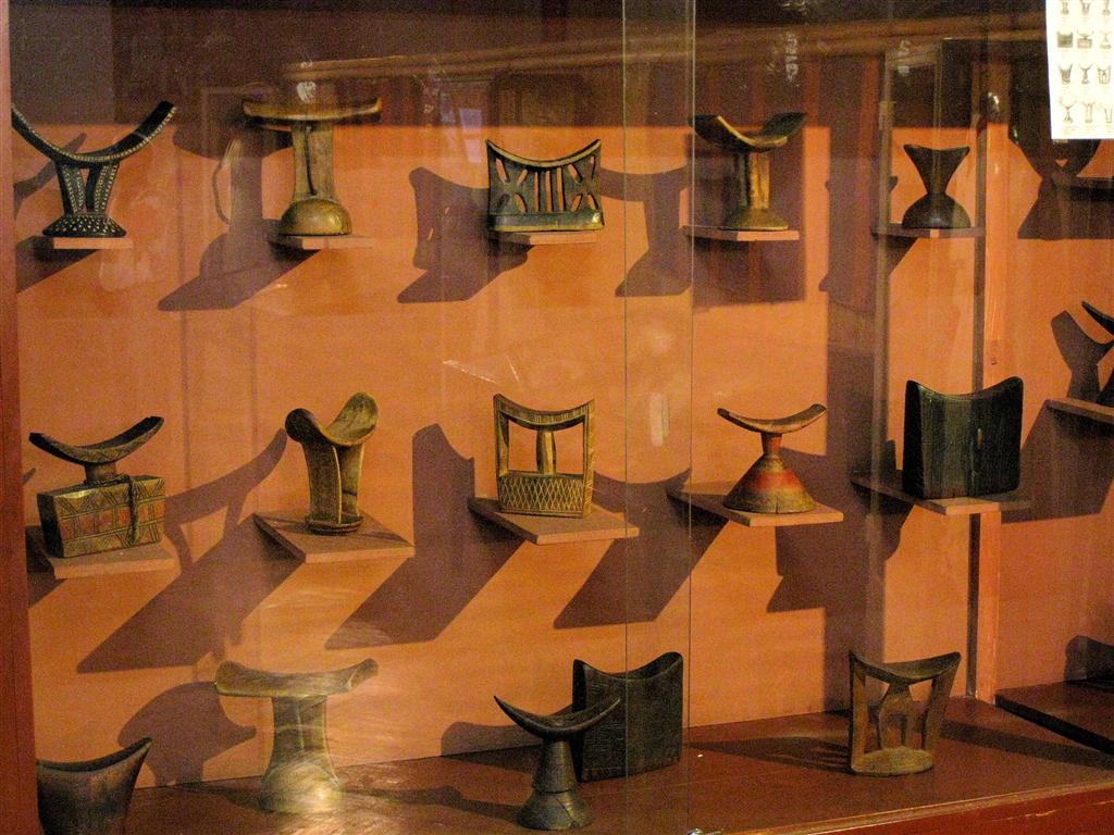 ADDIS ABEBA (etnologisch museum) - oude stoelen/hoofdkussens