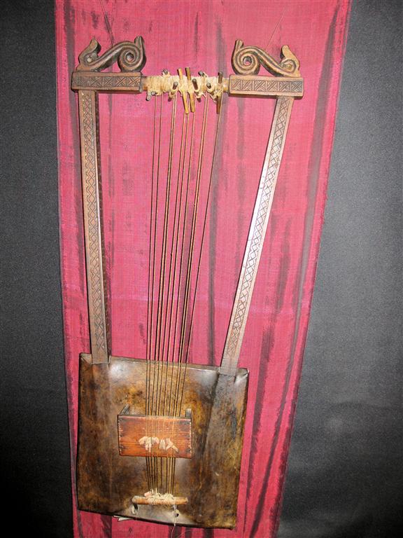 ADDIS ABEBA (etnologisch museum) - een beganna muziekinstrument
