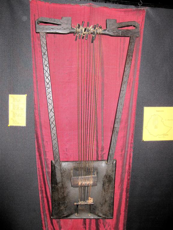 ADDIS ABEBA (etnologisch museum) - een beganna muziekinstrument