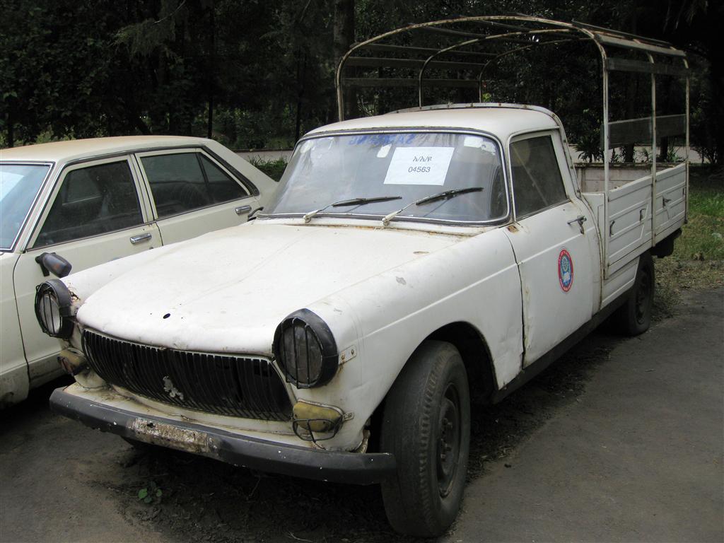 ADDIS ABEBA - een Peugeot 404 pick-up uit 1962