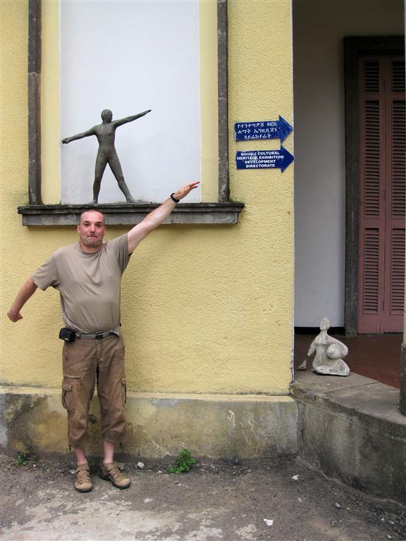 ADDIS ABEBA (nationaal museum) - Carlos probeert het beeld na te bootsen