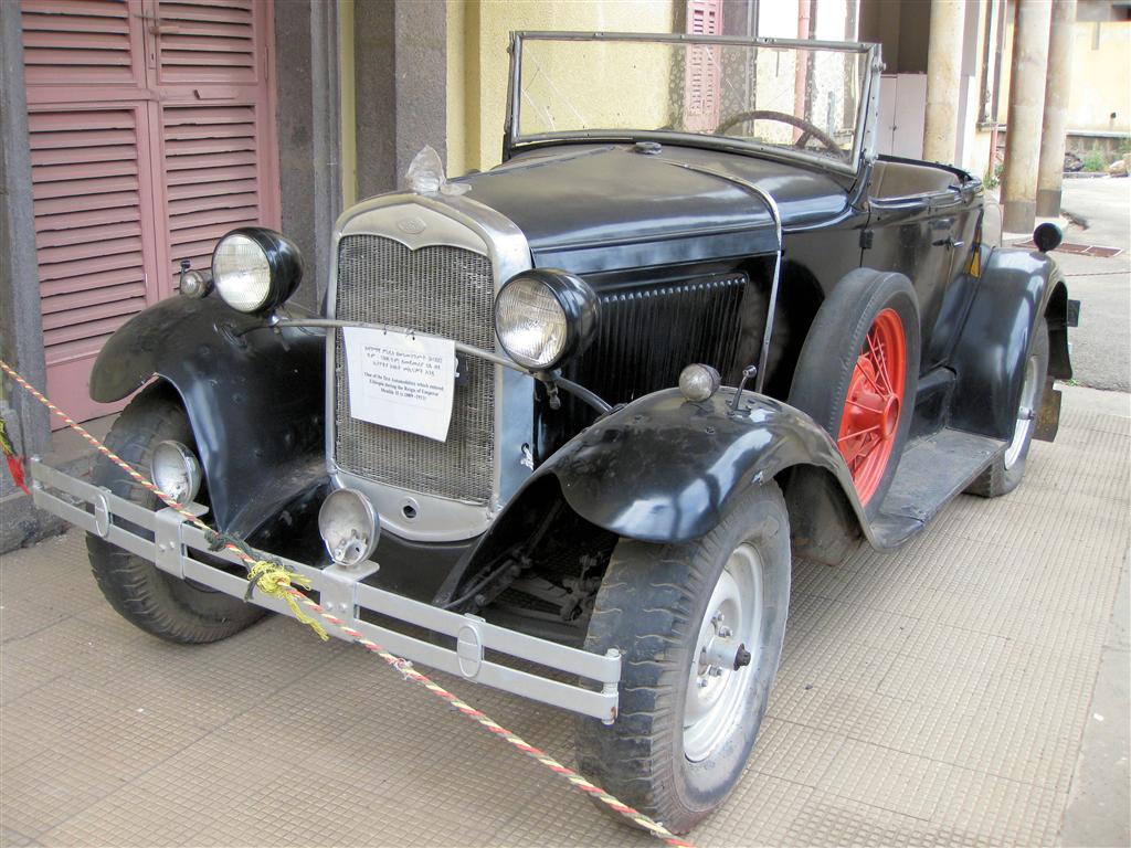 ADDIS ABEBA (nationaal museum)- de auto van keizer Menelik II (1889-1913)