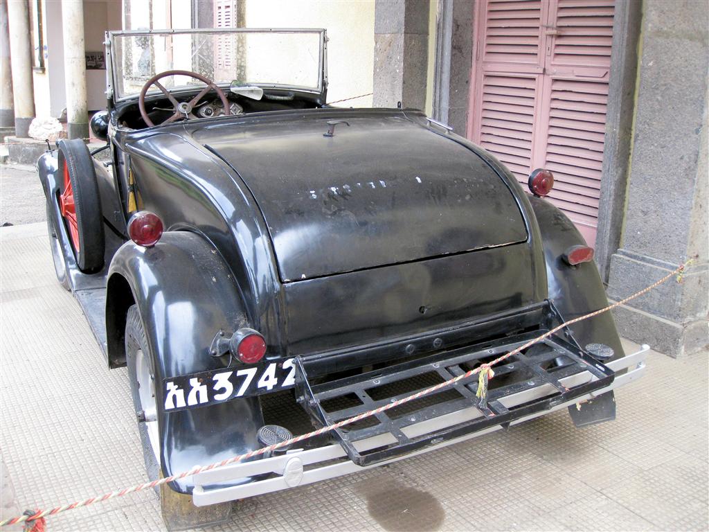 ADDIS ABEBA (nationaal museum) - de auto van keizer Menelik II (1889-1913)