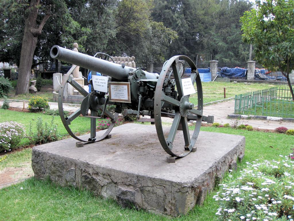 ADDIS ABEBA (nationaal museum) - het kanon dat in 1896 door keizer Menelik II gebruikt werd