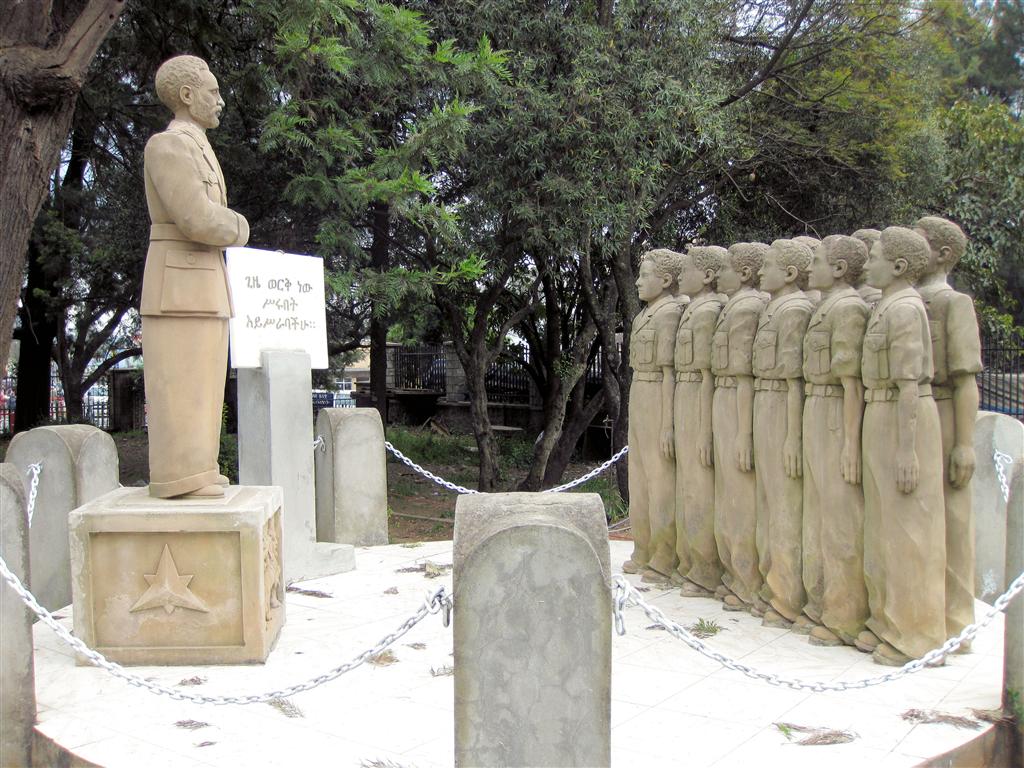 ADDIS ABEBA (nationaal museum) - een beeld van keizer Halesellasie en 12 studenten die hij aanwijzingen geeft