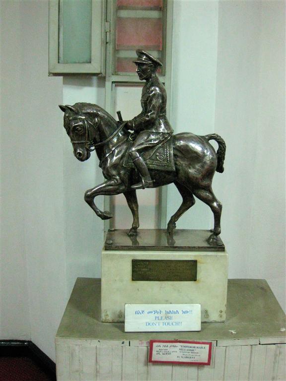 ADDIS ABEBA (nationaal museum) - een beeld van keizer Halesellasie op een paard
