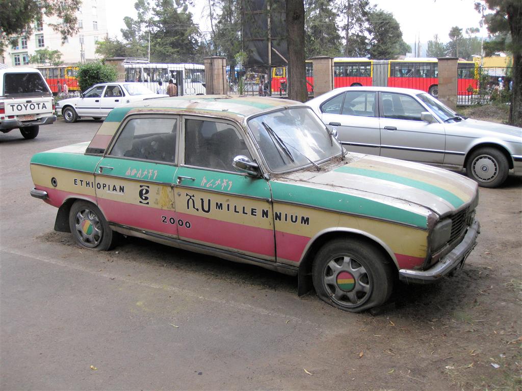 ADDIS ABEBA (nationaal museum) - een Peugeot 304S uit 1974
