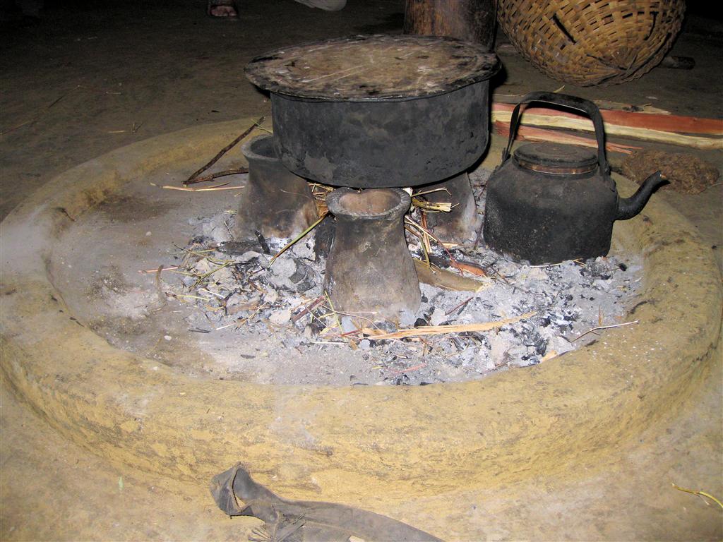 ADDIS ABEBA -> ARBA MINCH - binnen in de traditionele hut