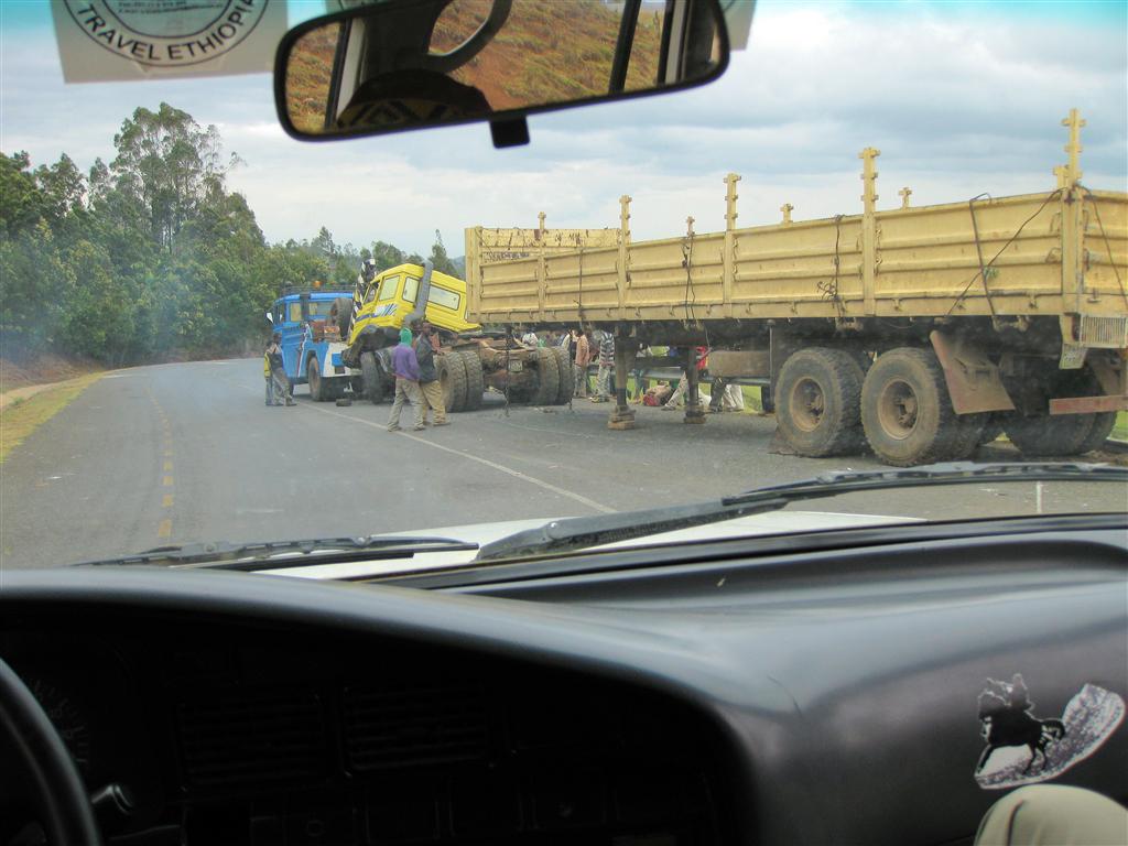 ADDIS ABEBA -> ARBA MINCH - een ongeluk met een vrachtwagen