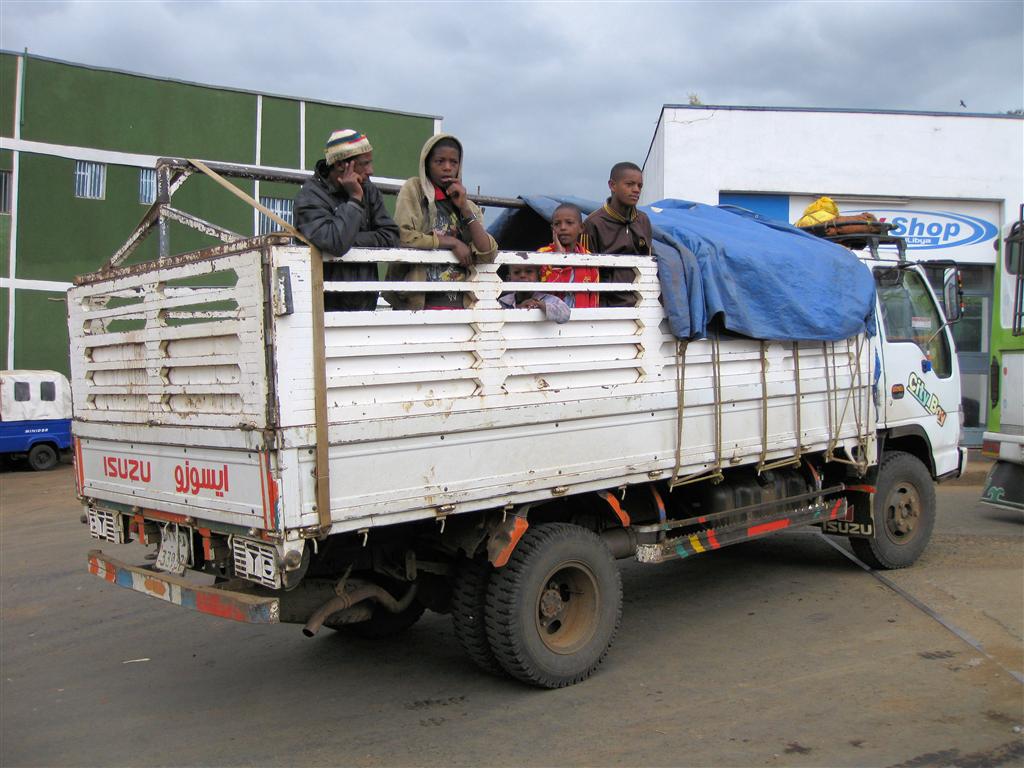 ADDIS ABEBA -> ARBA MINCH - enkele Ethiopiërs in de laadbak van een vrachtwagen
