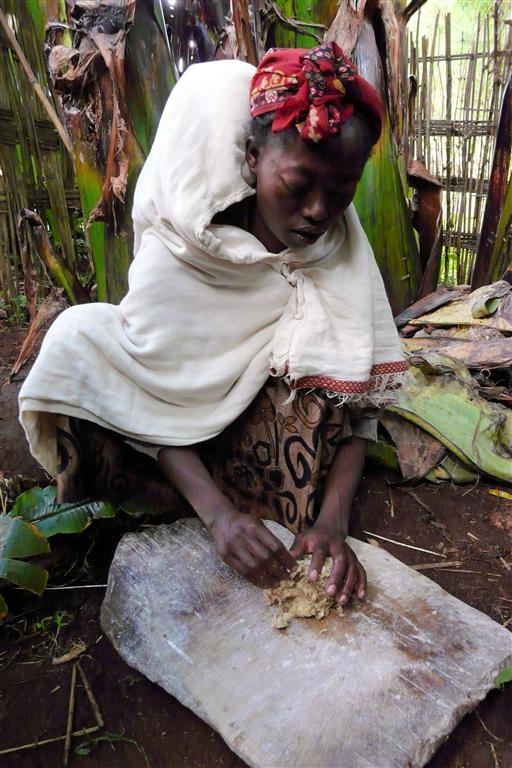ARBA MINCH - na enkele maanden rotten in de grond worden de bananenblad vezels er weer uitgehaald om er kotcho (brood) van te maken