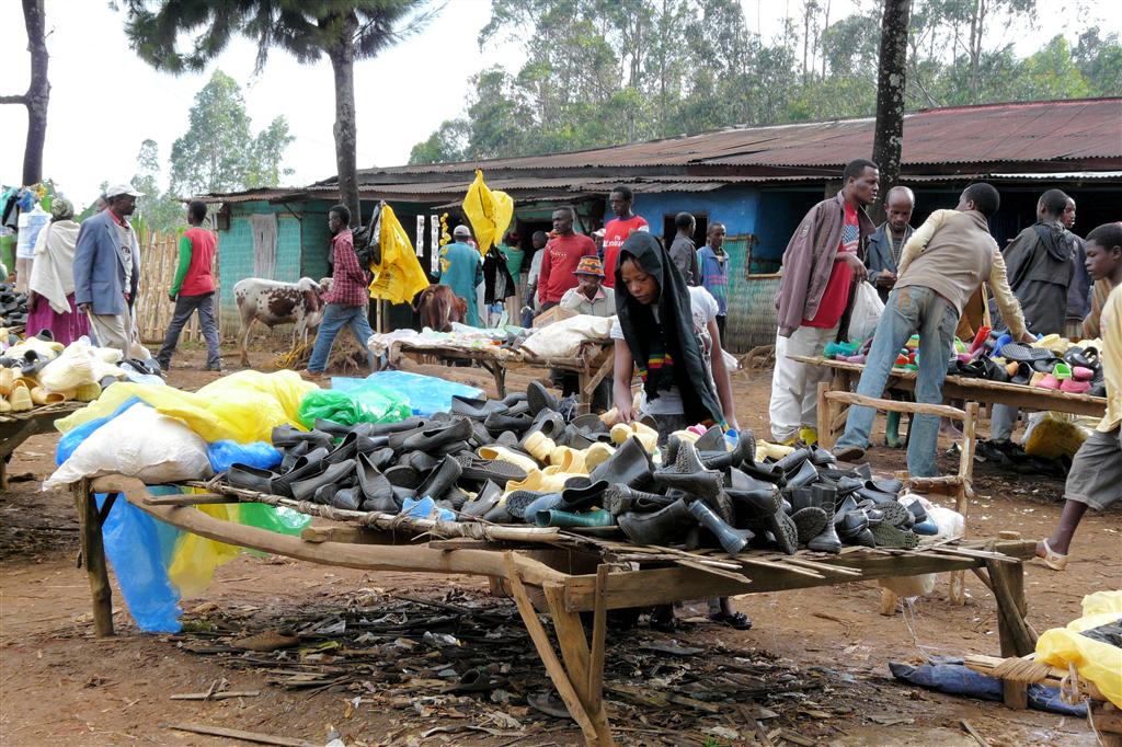 ARBA MINCH - schoenen en laarzen op een lokale markt van de Dorze stam