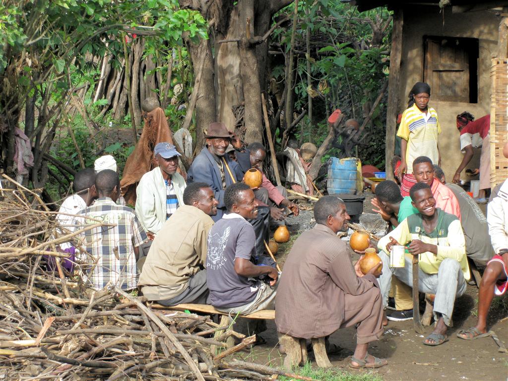 ARBA MINCH -> JINKA - Ethiopische mannen drinken bier