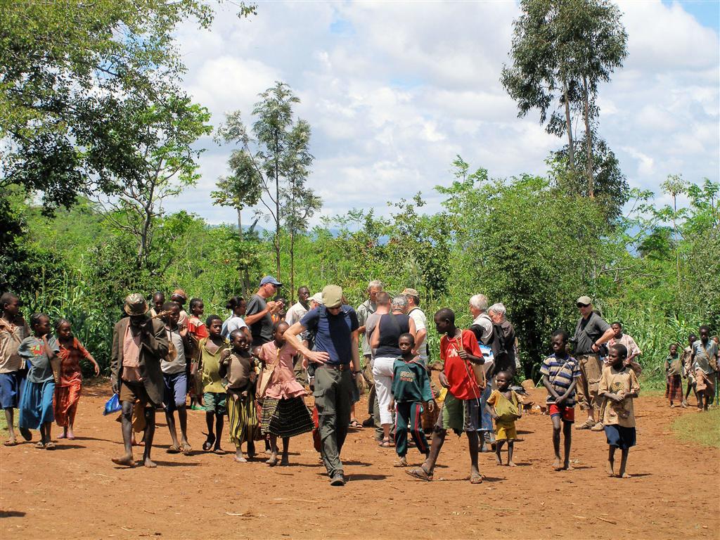 ARBA MINCH -> JINKA - groepsgenoten en Carlos tussen de bevolking van de Konso stam