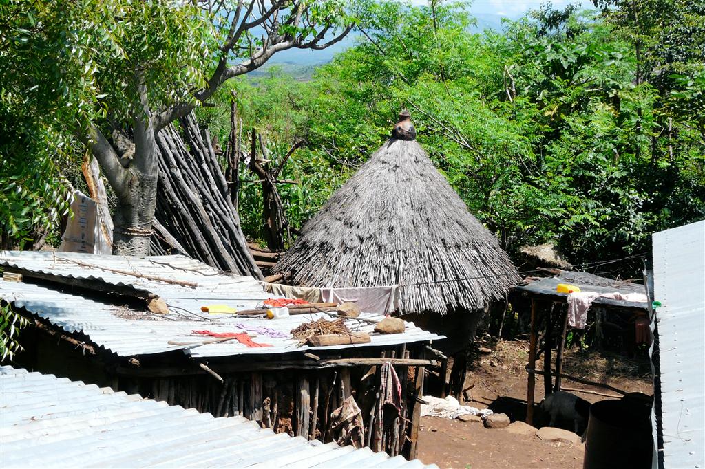ARBA MINCH -> JINKA - een erf bij de Konso stam