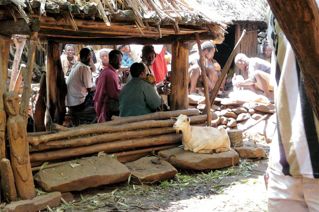 ARBA MINCH -> JINKA - een mannenbijeenkomst bij de Konso stam