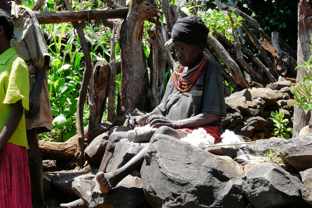 ARBA MINCH -> JINKA - een vrouw van de Konso stam die garen spint