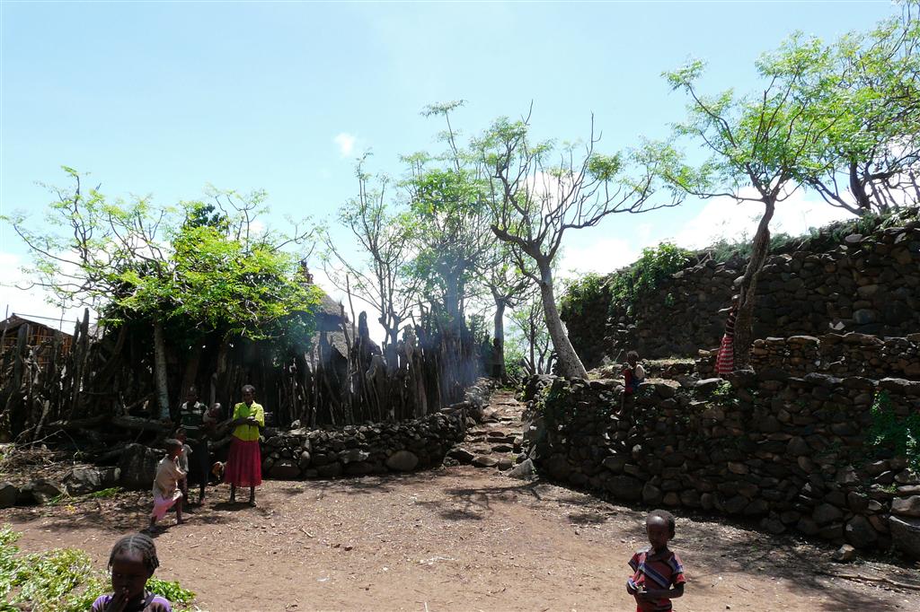 ARBA MINCH -> JINKA - het centrale plein bij de Konso stam