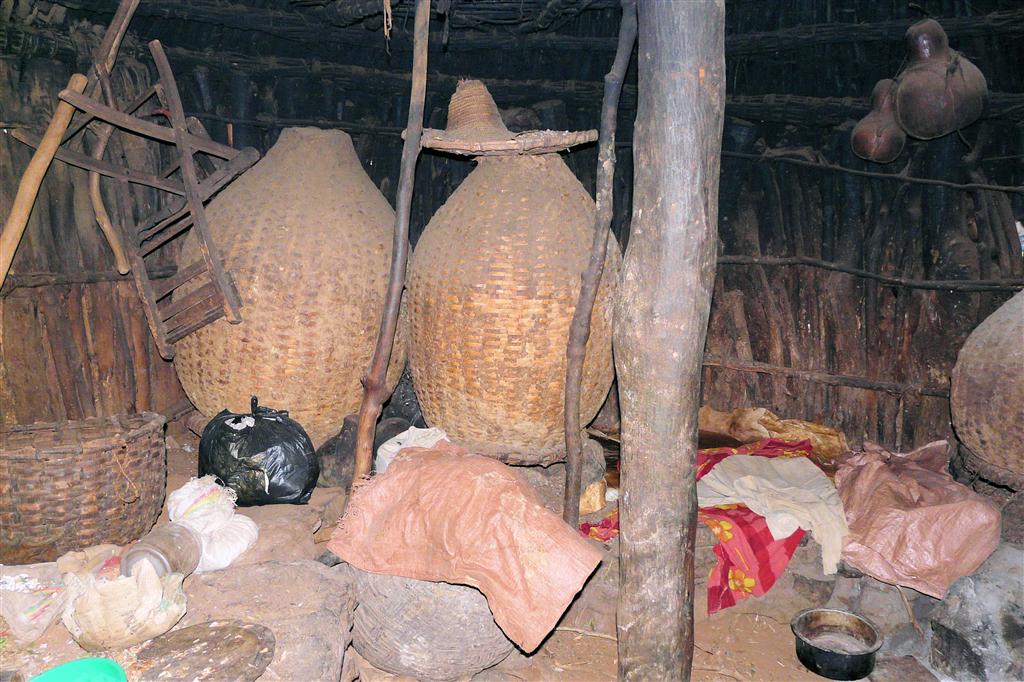 ARBA MINCH -> JINKA - binnen in een hut bij de Konso stam