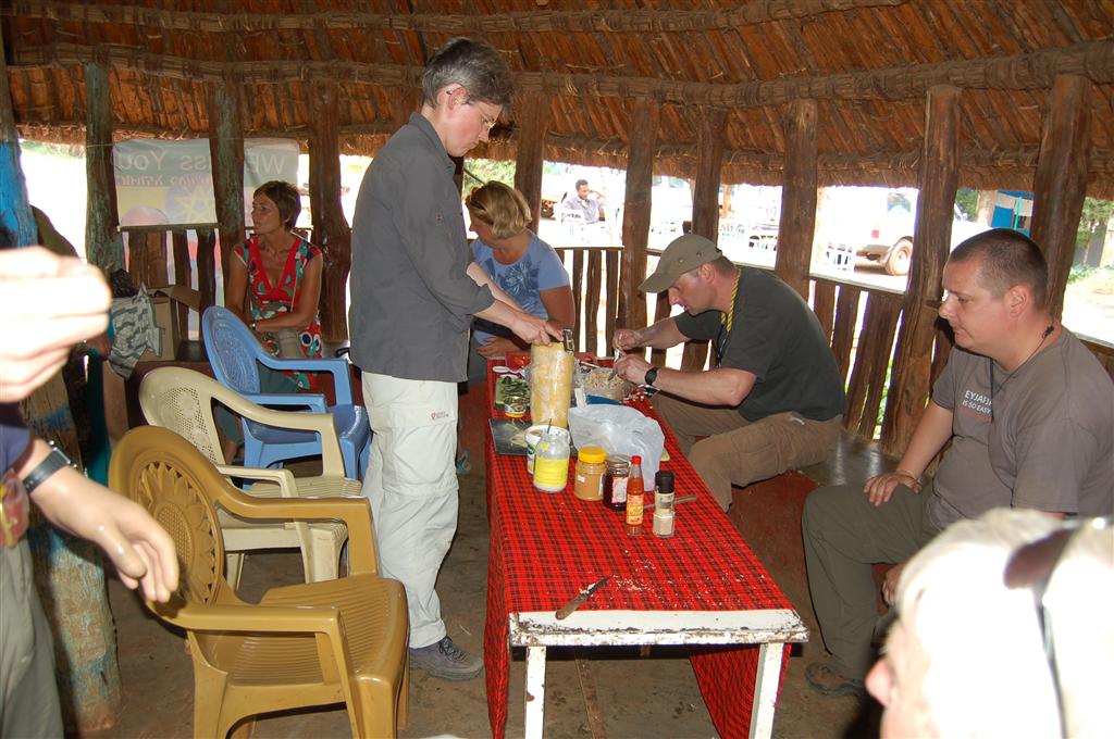 ARBA MINCH -> JINKA - Ideke en Carlos bezig met het voorbereiden van onze picknick