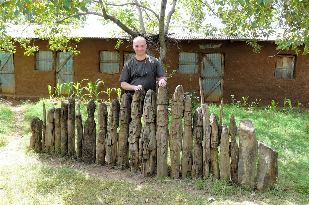 ARBA MINCH -> JINKA - Carlos bij enkele waga dodencultus beelden
