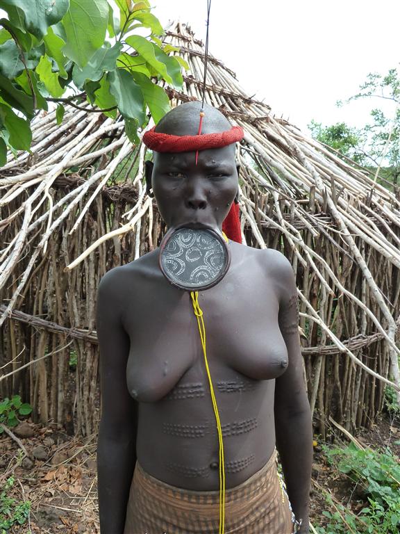 JINKA - een vrouw van de Mursi stam