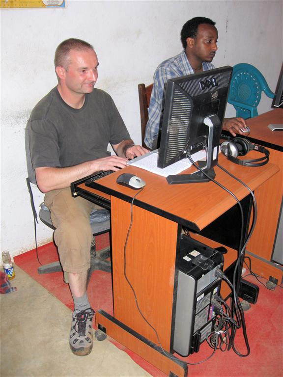 JINKA - Carlos in een internetcafé