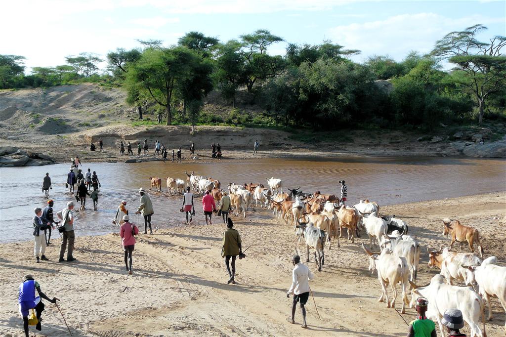 TURMI - het oversteken van een rivier bij de Hamar stam