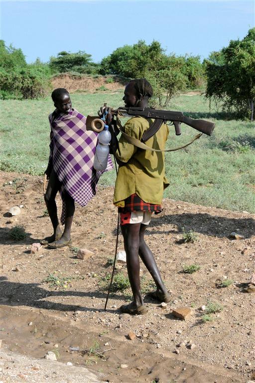 TURMI - een man met kalashnikov van de Hamar stam