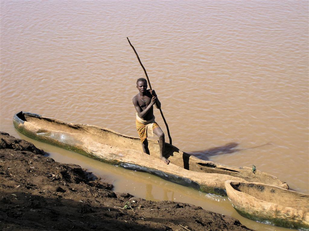 TURMI - een jongen in zijn kano waarmee we de rivier gaan oversteken