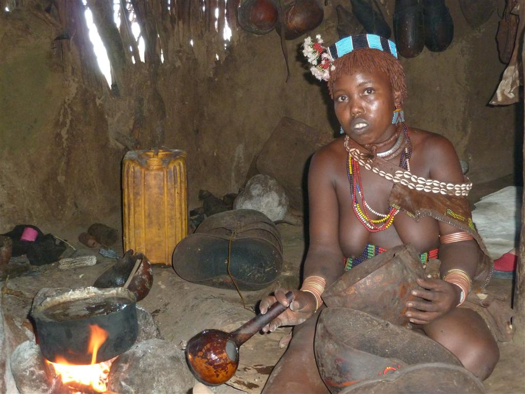 TURMI - in een hut bij de Hamar stam krijgen we koffie gemaakt van de schillen van koffiebonen, die we dan vervolgens uit een kalebas mogen drinken