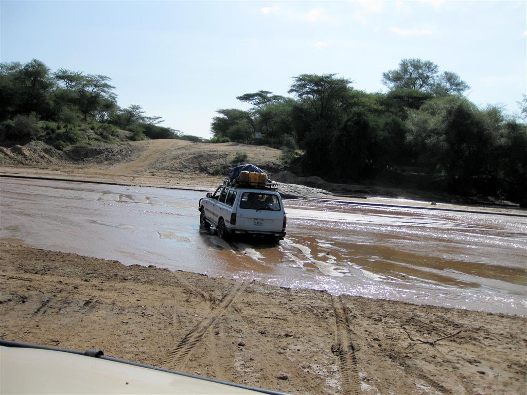 TURMI -> YABELO - met onze jeep door een rivier