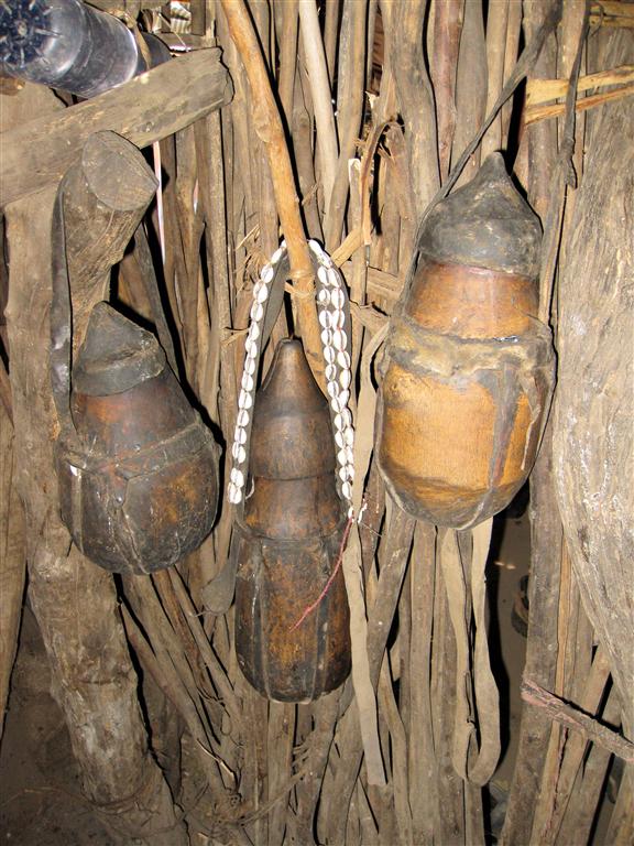 TURMI -> YABELO - enkele kalebassen in een hut van de Arbore stam