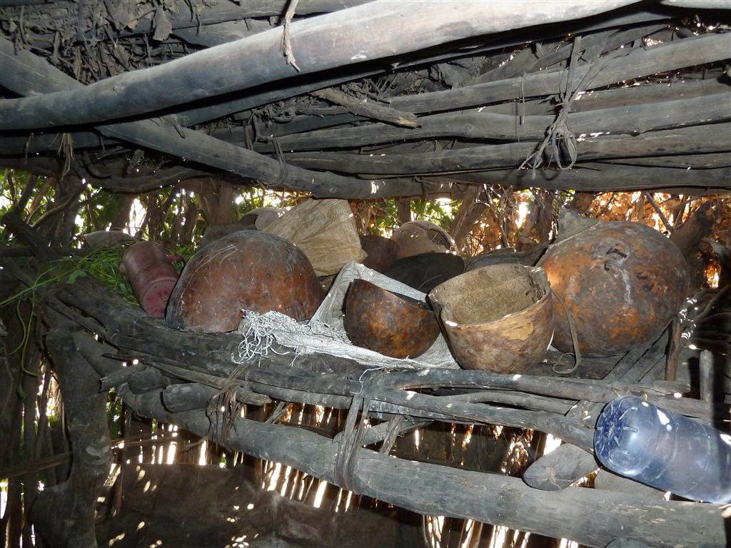 TURMI -> YABELO - enkele kalebassen in een hut van de Arbore stam