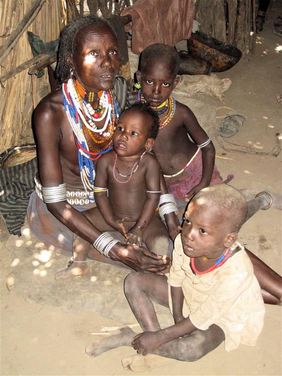 TURMI -> YABELO - een vrouw en kinderen in een hut van de Arbore stam