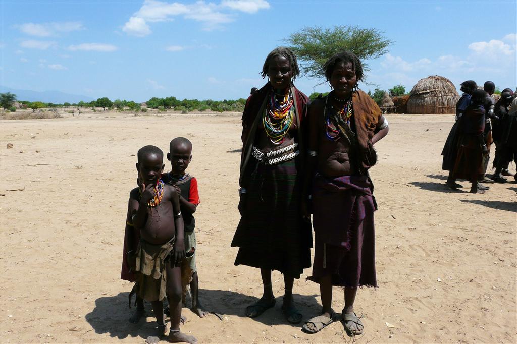 TURMI -> YABELO - twee vrouwen en kinderen van de Arbore stam