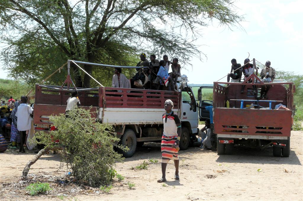 TURMI -> YABELO - enkele mannen op een vrachtwagen bij een lokale markt
