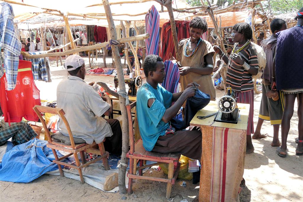 TURMI -> YABELO - een kleermaker op een lokale markt