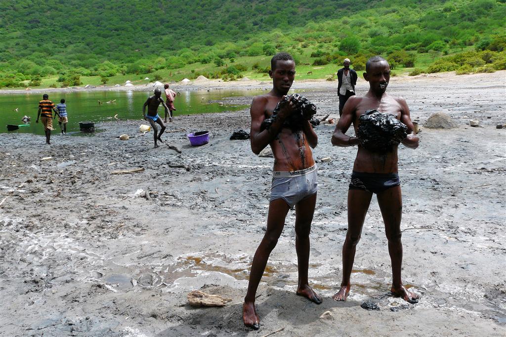 YABELO - mannen laten de modder van de bodem van het meer van El Sod aan ons zien