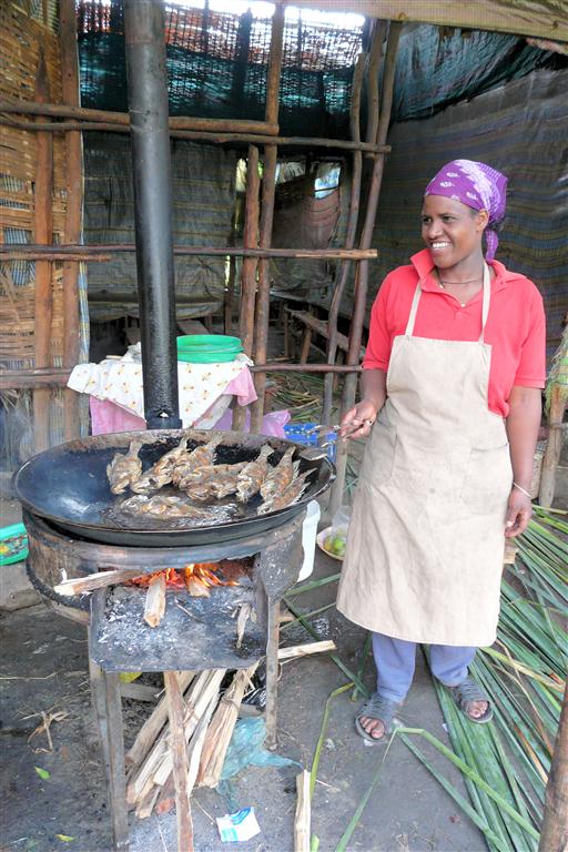 HAWASSA - een vrouw die vis aan het frituren is