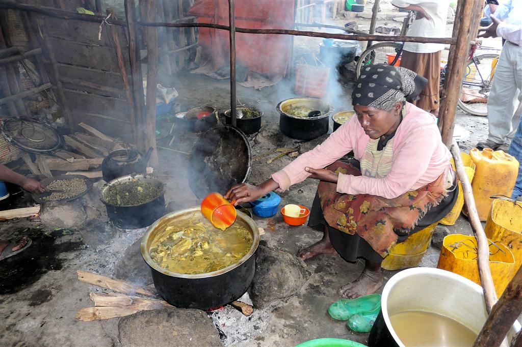 HAWASSA - een vrouw die vissoep aan het maken is