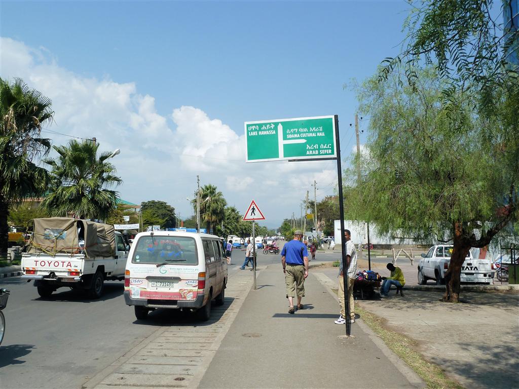 HAWASSA - Carlos die over straat loopt